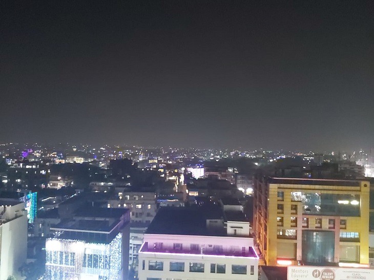 रात को जगमग करता पटना।