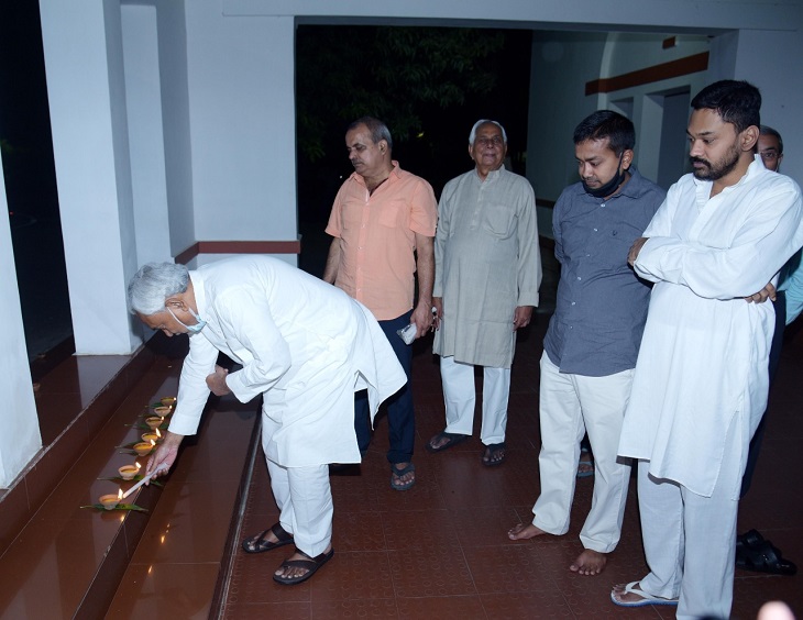 अपने सरकारी आवास दीप जलाते CM।