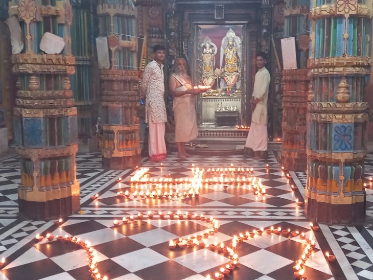 दीयों से बनी ओम की आकृति।