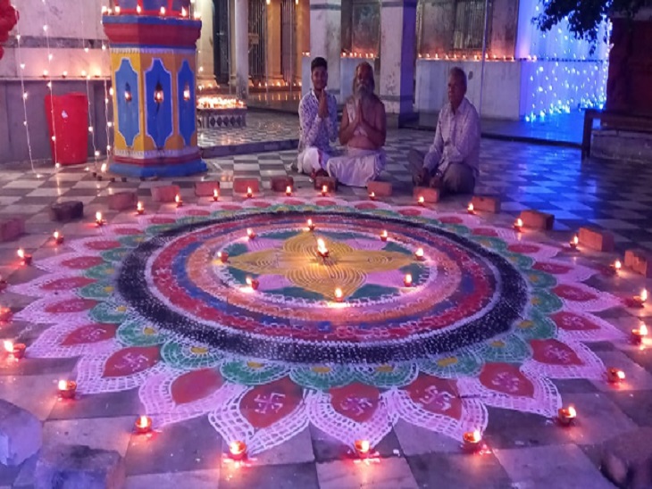 मठ में दिवाली का नजारा।