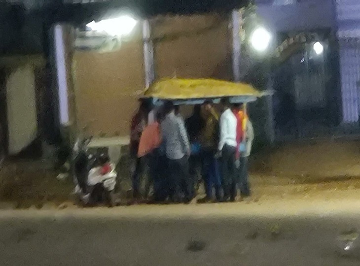 गायत्री मंदिर के पास ठेले में चल रहा था जुआ का खेल।