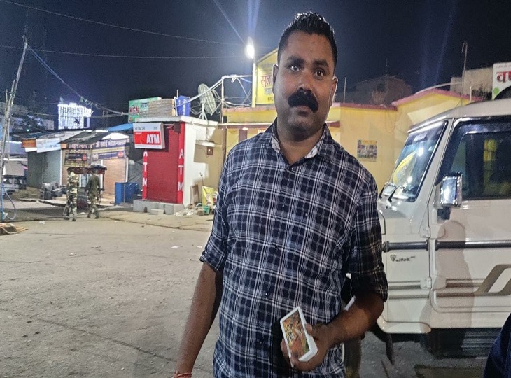 बस स्टैंड में रेड की कार्रवाई करने के बाद ताश की पत्तियों को पकड़े हुए थाना प्रभारी जयसिंह खूंटे।