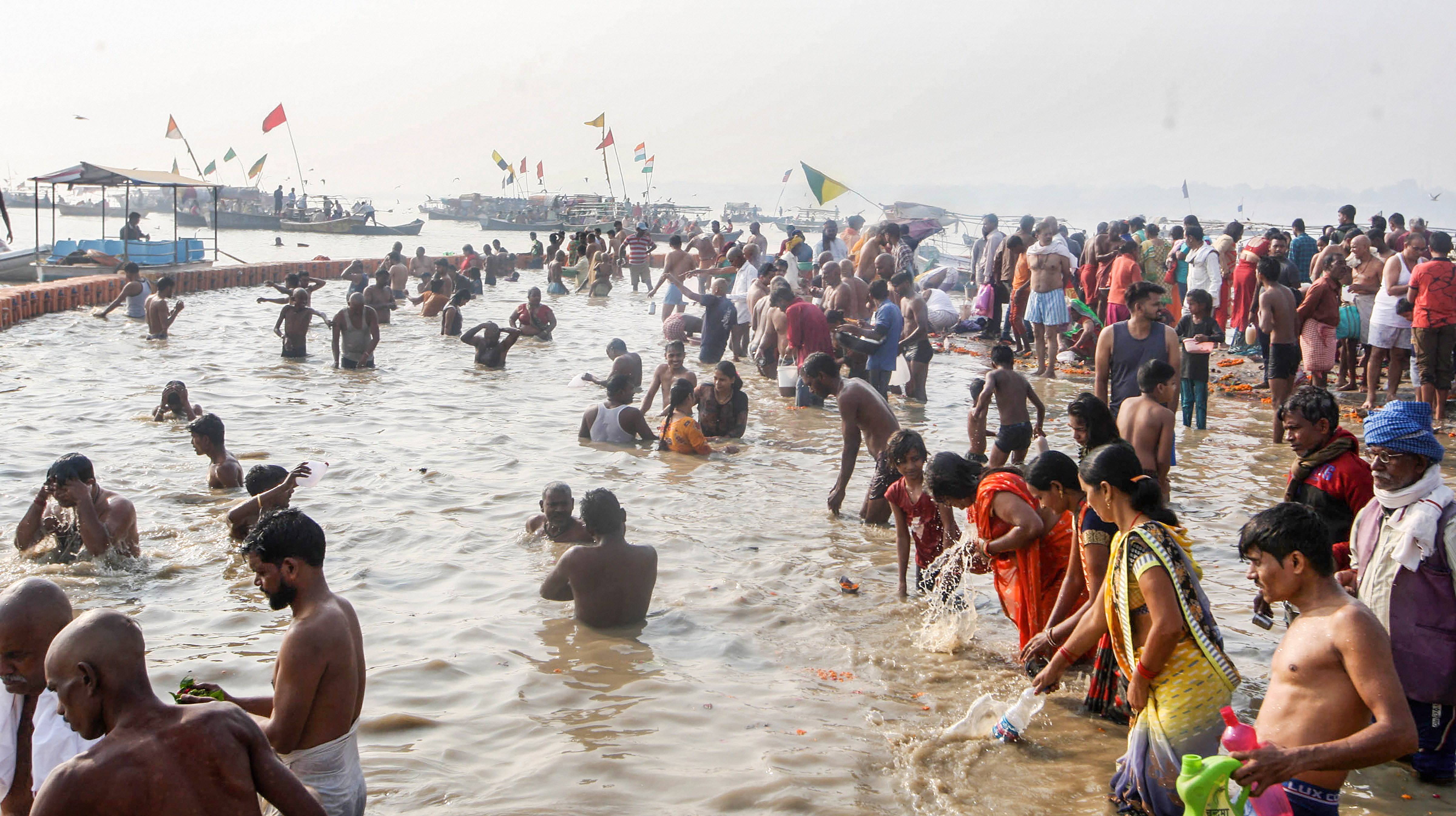 दिवाली के पावन अवसर पर प्रयागराज में गंगा नदी में डुबकी लगाते श्रद्धालु।