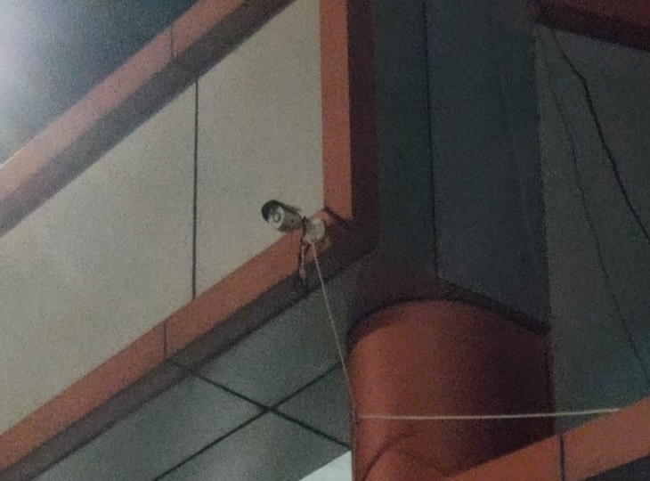 इसी CCTV कैमरे के नीचे बैठ चल रहा था जुआ।