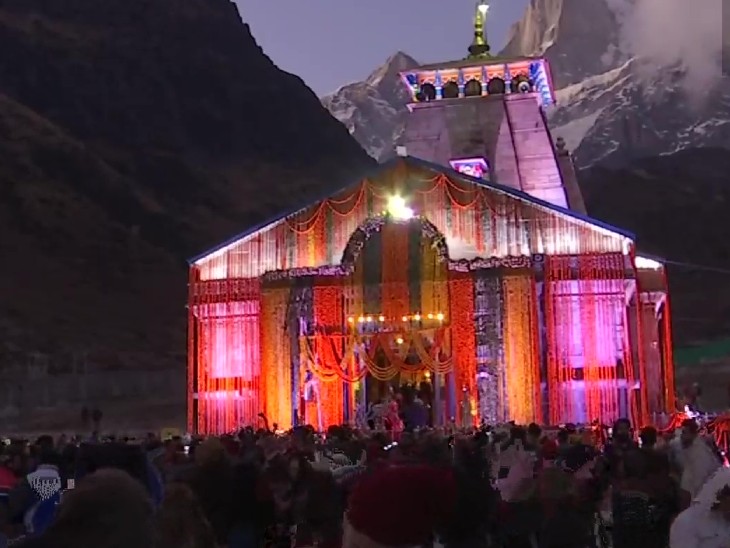 केदारनाथ धाम को भी रोशनी से सजाया गया। यहां पर श्रद्धालुओं ने पटाखे भी जलाए।