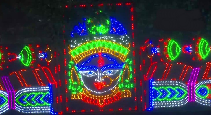 कोलकाता में दिवाली और दुर्गापूजा के लिए शहर में की गई सजावट।