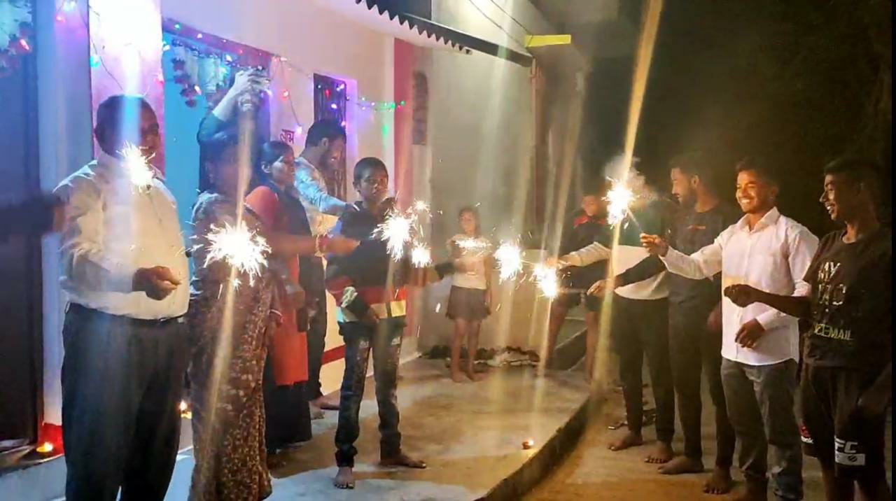 परिवार के साथ दीपावली पर्व मनाया।