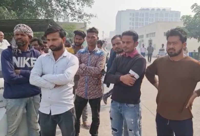 हादसे के बाद अस्पताल में पहुंचे परिजन और दोस्त। (फाइल फोटो)
