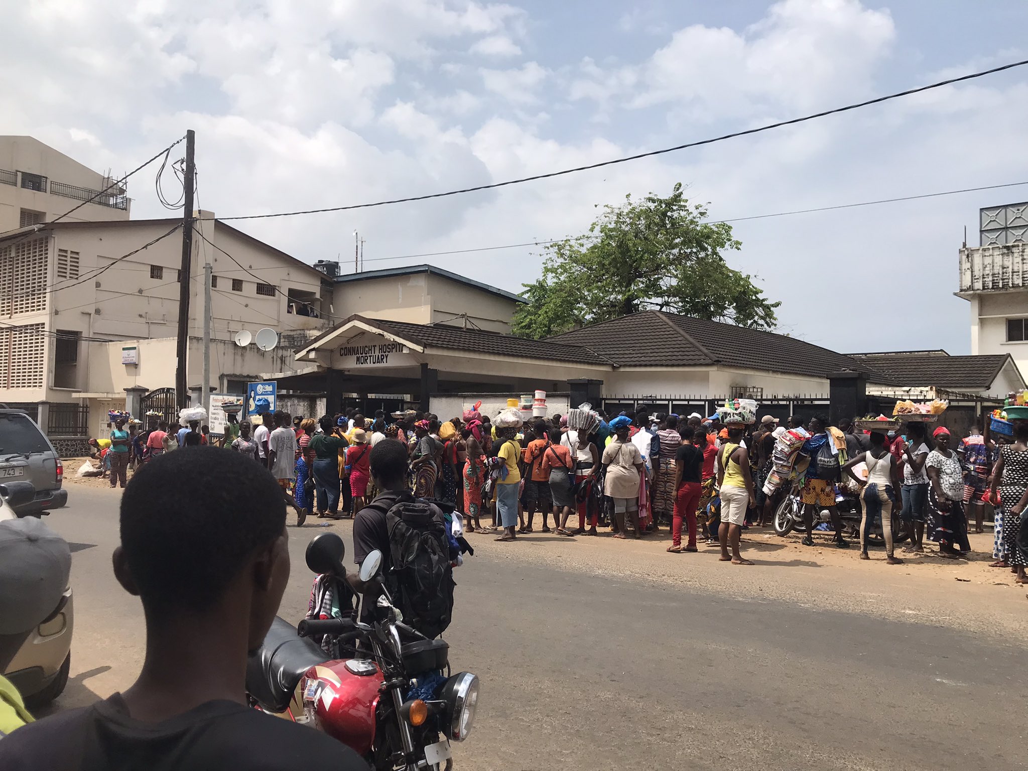 फ्रीटाउन के मुर्दा घर में लोग अपनों की तलाश में घंटों भटक रहे थे। कई लोग इस कदर जले हुए थे कि उन्हें पहचान पाना मुश्किल था।