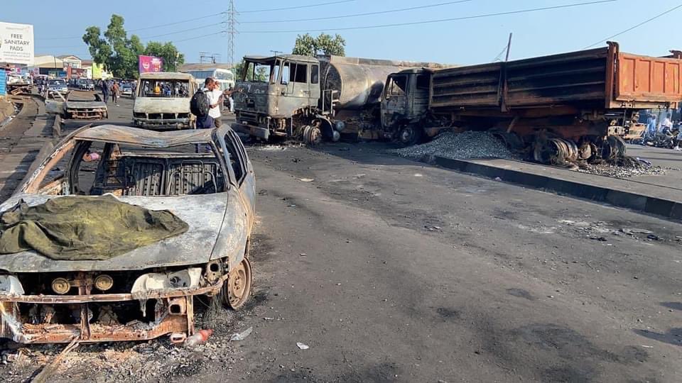 ट्रक और टैंकर की टक्कर के बाद दोनों वाहन सड़क के बीचो बीच डिवाइडर पर आ गए थे। इससे अंदाजा लगाया जा सकता है कि दोनों वाहन काफी तेज गति से एक-दूसरे से टकराए थे।