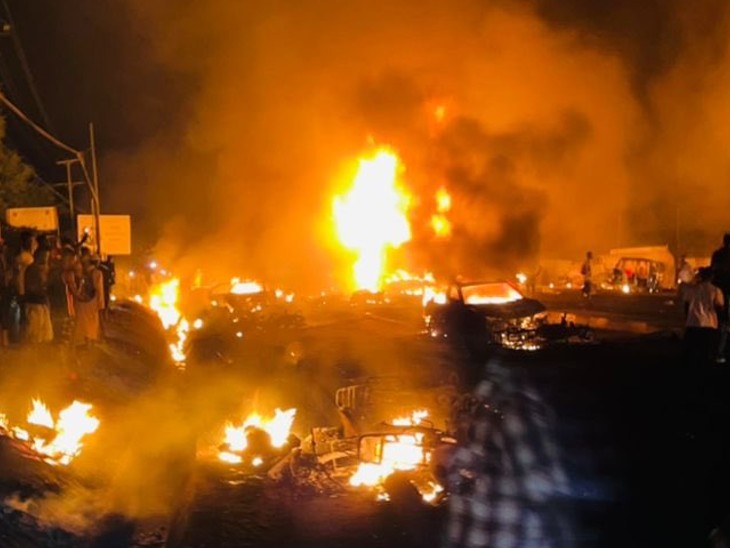 घटनास्थल के करीब 500 मीटर के दायरे में जितने भी वाहन और घर थे, सभी आग की चपेट में आकर नष्ट हो गए हैं, हालांकि इसके आंकड़े अभी सामने नहीं आए हैं।