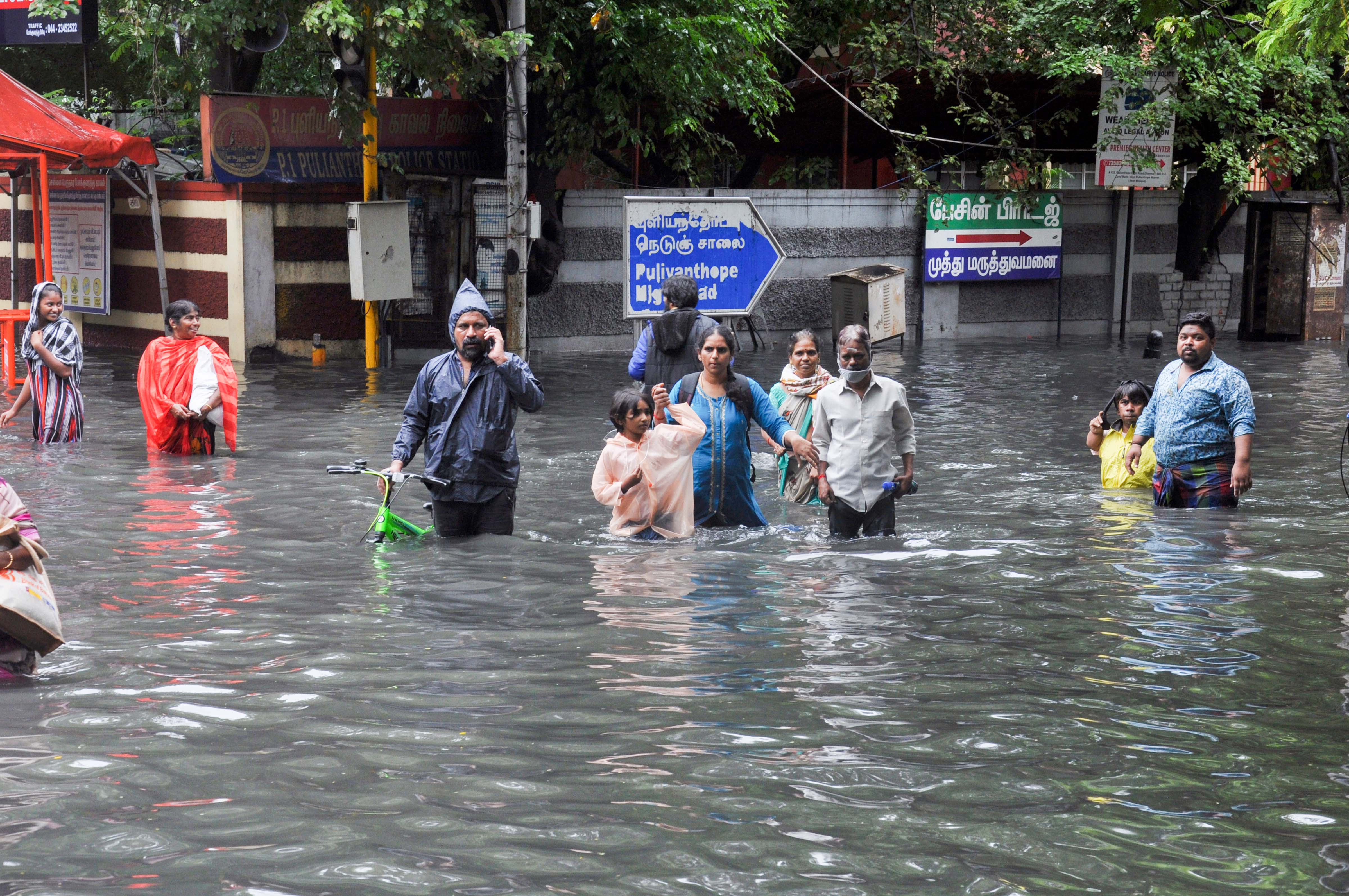 बारिश से चेन्नई के एग्मोर, डाउटन, केएन गार्डन, पदलम, ओटेरी लेफ्ट ब्रिज, पड़ी ब्रिज, सत्य नगर शेल्टर, बाबा नगर, जीकेएम कॉलोनी और जवाहर नगर में बाढ़ के हालात बन गए हैं।