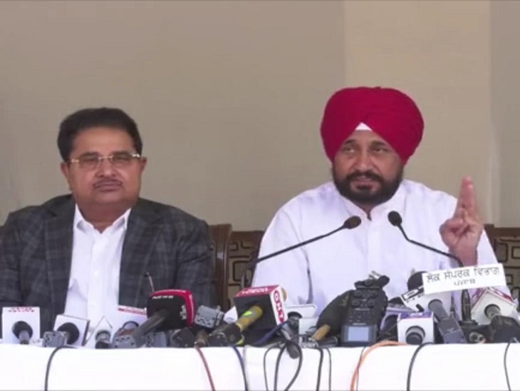 पत्रकारों से बात करते CM चन्नी।