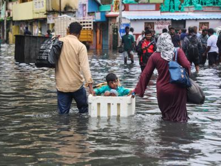 चेन्नई में बारिश का पानी निचले इलाकों में भर गया। इस बीच एक बच्चे के माता-पिता अपने लाडले को पानी से बचाकर थर्माकोल के डिब्बे में ले जाते नजर आए।