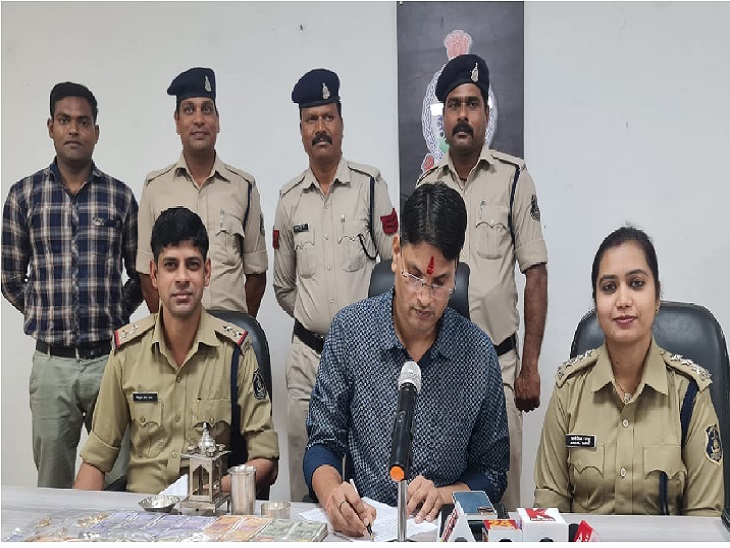 चोरी के जेवर व नगदी जब्त करने के बाद प्रेस काॉफ्रेस लेते पुलिस अफसर