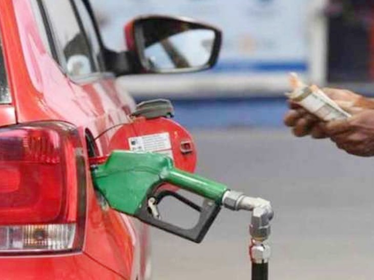 दिल्ली के मुकाबले पंजाब में पेट्रोल 9 रुपए सस्ता मिलेगा। अब सिर्फ चंडीगढ़ ही पेट्रोल-डीजल के रेट में पंजाब के आसपास रहेगा।