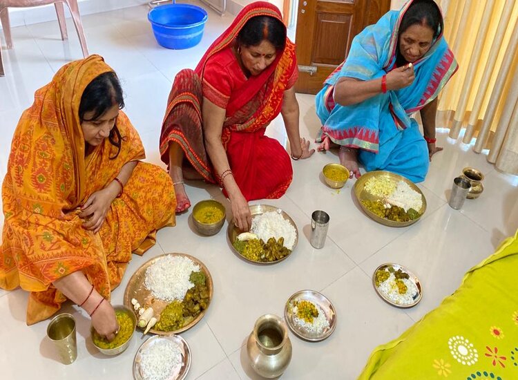 घरों में महिलाओं ने लौकी व सब्जी भात खाया, 36 घंटे का निर्जला व्रत रखेंगी महिलाएं | Women eat gourd and vegetable rice in homes, women will keep a dry fast for