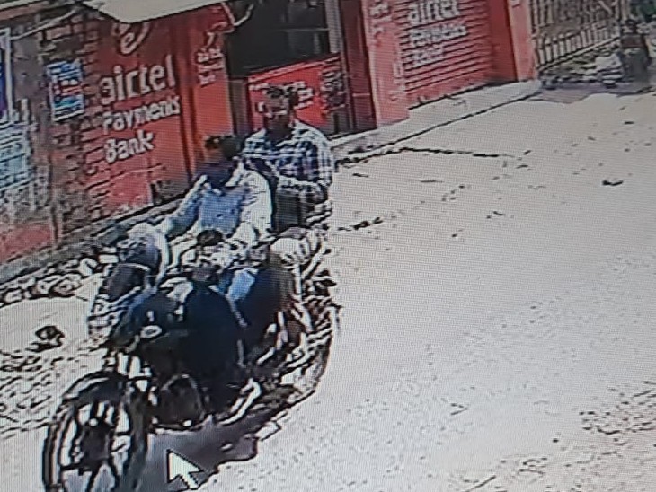 CCTV में भागते दिख दोनों बदमाश। - Dainik Bhaskar