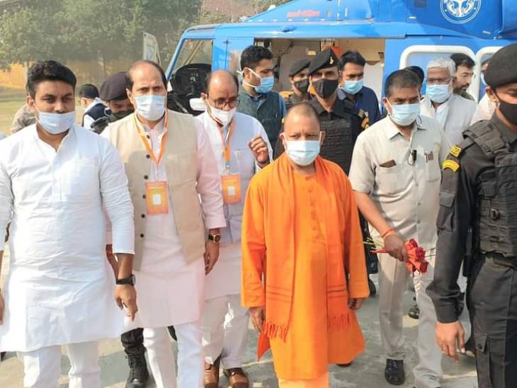 Yogi will hold public meeting in western UP for a week, preparing to woo  voters through development projects | बोले- पीड़ित हिंदू तो उससे मिलना  गुनाह नहीं, यहां परिवारों को पलायन के