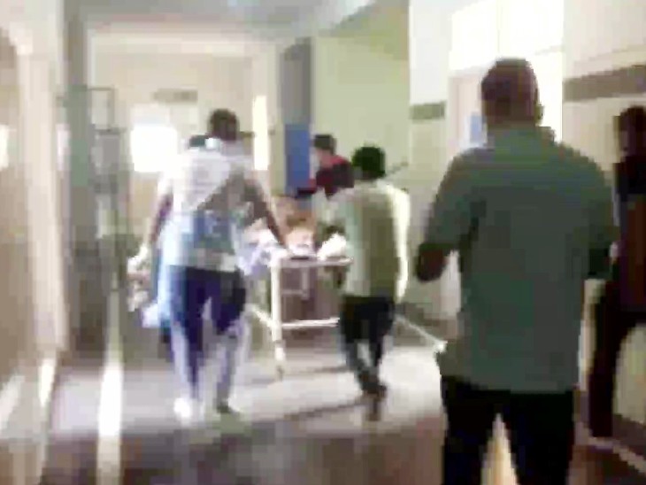 फायरिंग में घायल जवानों को रायपुर अस्पताल शिफ्ट किया गया है। एक हालत गंभीर बनी हुई है। - Dainik Bhaskar