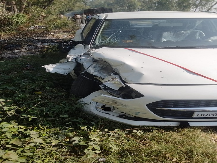 हादसे में क्षतिग्रस्त कार छोड़कर भागा चालक।
