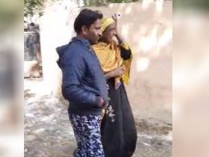 इस महिला को जैसे ही अपने बच्चे की मौत के बारे में पता चला, तो वह गिड़गिड़ाकर रोने लगी।