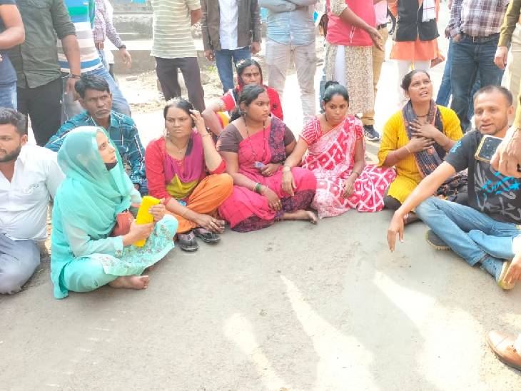 हमीदिया में लापरवाही के चलते हुई इस घटना से गुस्साए परिजनों ने मंगलवार दोपहर धरना शुरू कर दिया। उनका कहना था कि प्रशासन ठीक से जवाब तक नहीं दे रहा।
