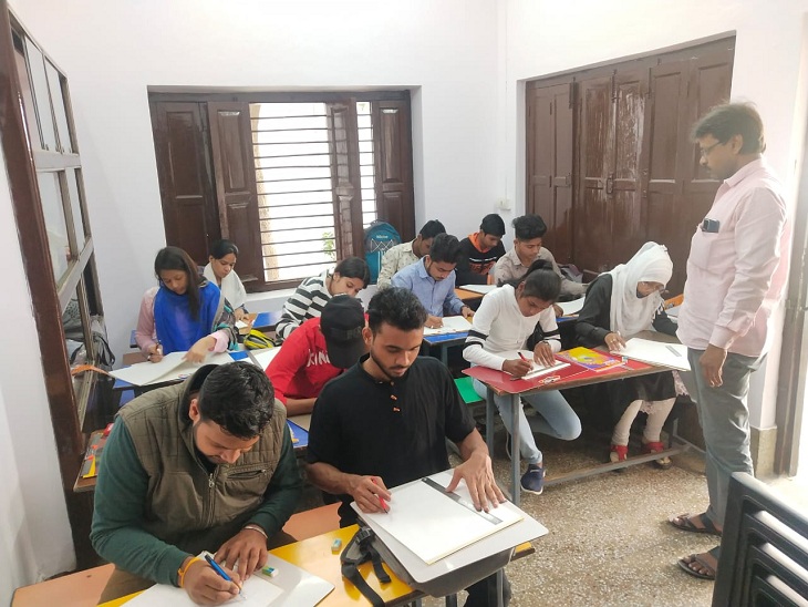 बुनाई और डिजाइनिंग की कक्षा में छात्र-छात्राएं।