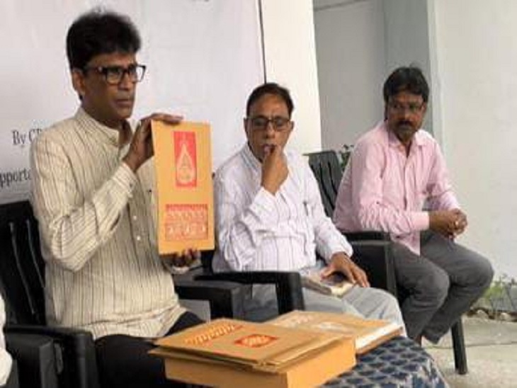 टेक्सटाइल डिजाइनर आसिफ शेख (बाएं) वाराणसी में अपने सहयोगियों के साथ।