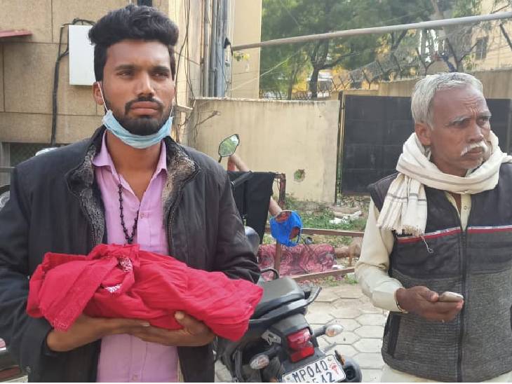 लोगों का आरोप है कि अस्पताल में लापरवाही बरती जा रही है। बच्चों के शव परिजन को बिना पोस्टमॉर्टम के ही दिए जा रहे हैं।