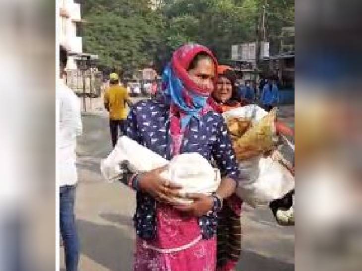 महिला के दो दिन के बच्चे के शव को अस्पताल प्रबंधन ने बिना पोस्टमॉर्टम के ही दे दिया। शव को अस्पताल से उसकी मां गोद में ही ले गई।