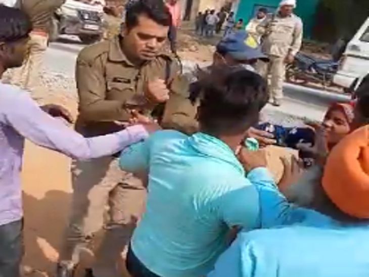 विवाद के बाद ग्रामीणों के बीच जमकर खींचतान हुई। - Dainik Bhaskar