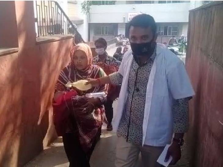 अस्पताल के SNCU में भर्ती बच्चे को गंभीर अवस्था में दूसरे अस्पताल में शिफ्ट किया गया। अपने लाडले को एम्बुलेंस तक ले जाती महिला।