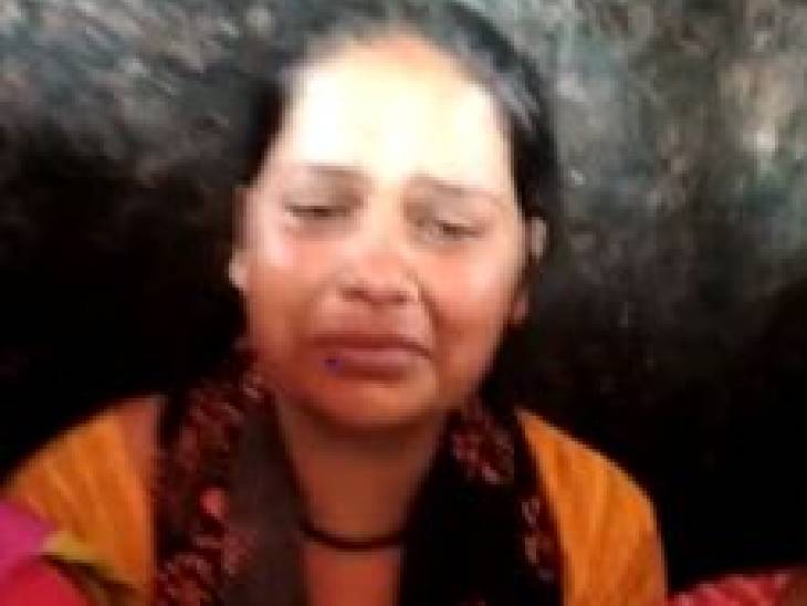 देर रात से इस महिला के बच्चे का पता नहीं चल पाया। सुबह उसे बच्चे का शव सौंपा गया, लेकिन उसका आरोप था कि उसका बच्चा जिंदा था।