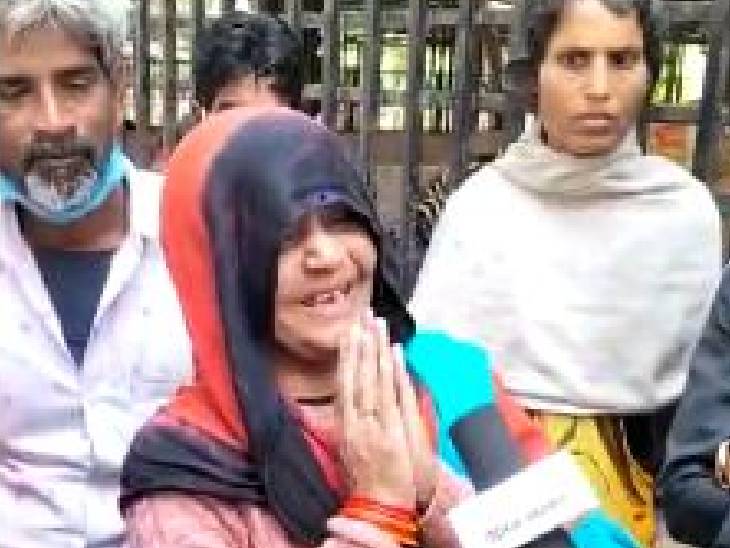 अस्पताल में परिजन अफसरों के सामने बच्चों का पता करवाने और बच्चों को बचाने की हाथ जोड़कर गुहार लगाते रहे।