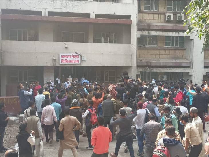 कमला नेहरू अस्पताल में हादसे के बाद मंगलवार सुबह भीड़ लग गई। यहां बड़ी संख्या में मीडिया, परिजन और पुलिसकर्मी मौजूद रहे।