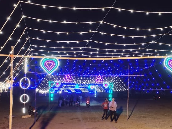 भोजपुर में सड़क से लेकर घाट तक रंगीन लाइट लगाई गई है।