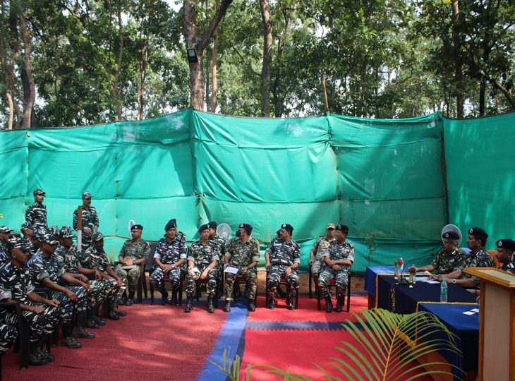 सीआरपीएफ के डीजी कुलदीप सिंह ने बैठक की बैठक की।