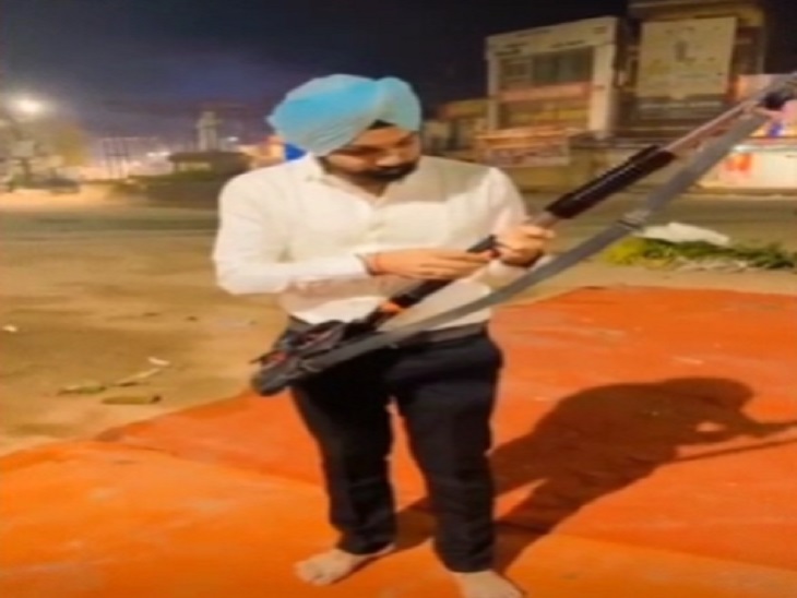 अपने मित्र से पहचान रखने वाले।
