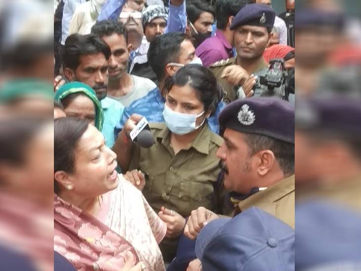 बिल्डिंग स्थित वार्ड के अंदर जाने को लेकर महिला कांग्रेस की प्रदेश अध्यक्ष अर्चना जायसवाल की पुलिस से हुज्जत हुई। - Dainik Bhaskar