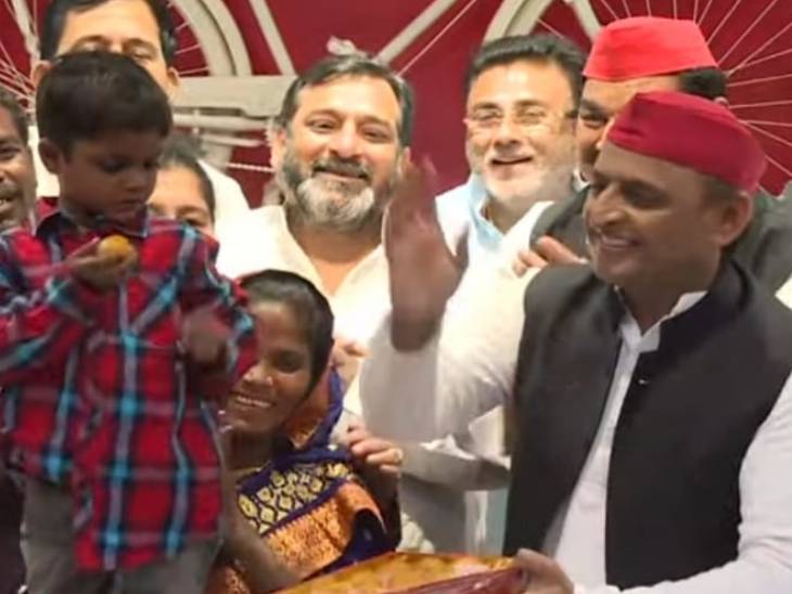 नोटबंदी के दौरान बैंक के बाहर लाइन में जन्मे खजांची यादव को अखिलेश यादव ने मिठाई खिलाई।