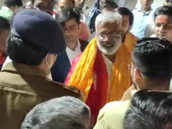 कार्यकर्ताओं ने फूल-पहनाकर प्रदेश अध्यक्ष का स्वागत किया।