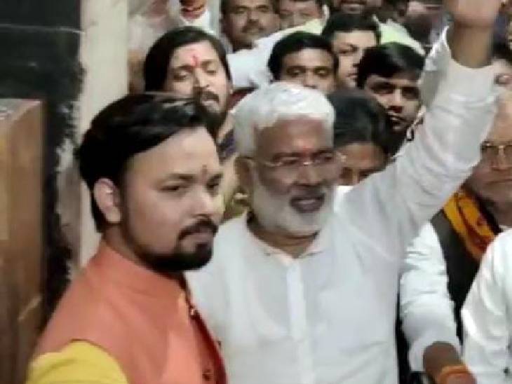 प्रदेश अध्यक्ष ने हाथ हिलाकर कार्यकर्ताओं का अभिवादन किया।