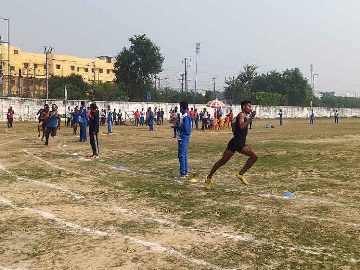 खेल-कूद में भाग लेते खिलाड़ी।