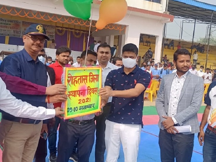 10 नवम्बर 1972 को जिला बनने के बाद धर्मेन्द्र कुमार 40वें डीएम हैं। - Dainik Bhaskar