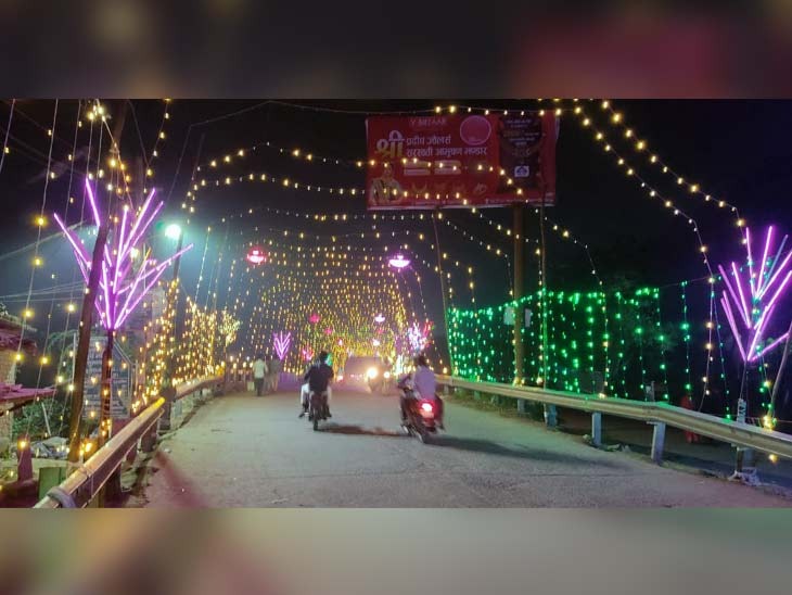 रोहतास में सड़क पर की गई रंगीन लाइटिंग।