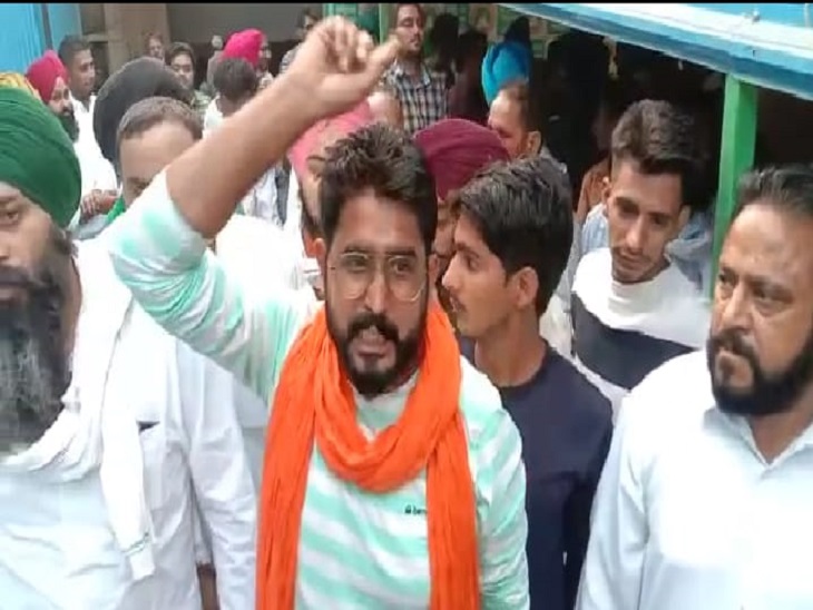 मीटिंग के बाहर मांगों को लेकर नारेबाजी करते हुए चढूनी गुट के लोग।