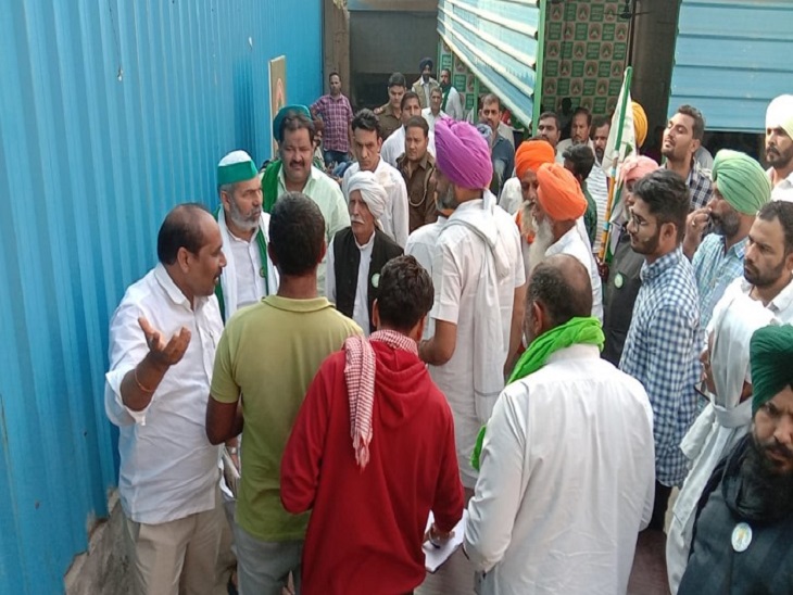 बैठक स्थल के बाहर चर्चा करते SKM सदस्य।