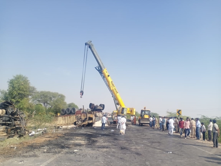 नेशनल हाईवे 25 गुजरात की ओर जाता है। अक्सर इस रूट पर बसें अहमदाबाद से आती-जाती रहती हैं।