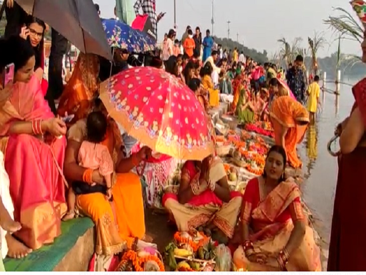 घाट पर पहुंचने पर महिलाओं ने दौरा का पूजा किया।